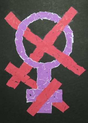 Símbolo feminista hecho con papelitos violetas atravesado por una cruz hecha con papelitos rojos en un fondo negro.