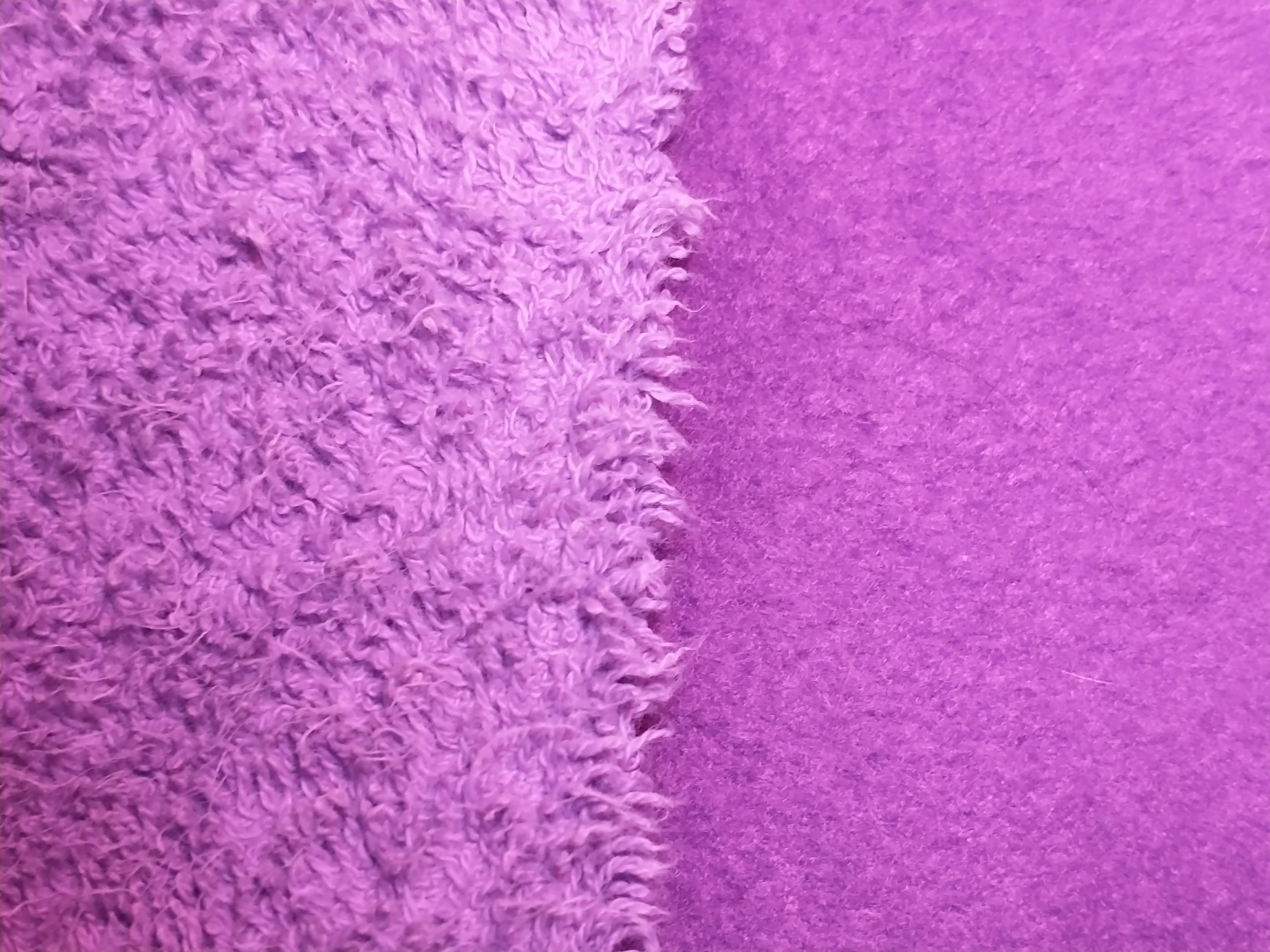 dos telas violetas juntas, una más clara y otra más oscura.