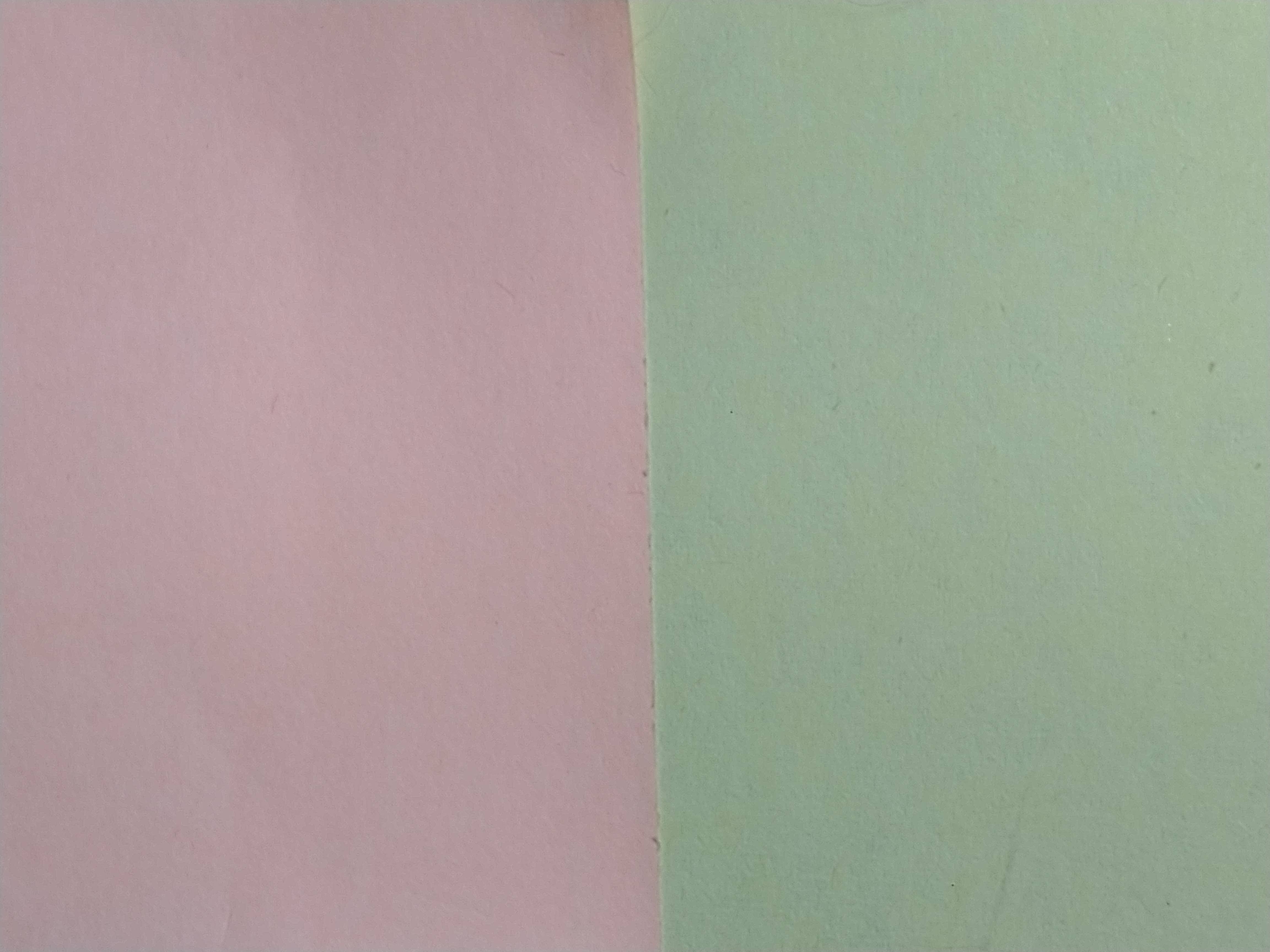 dos hojas de papel de colores muy claritos: una rosa casi blanco y otro verde tirando a gris.